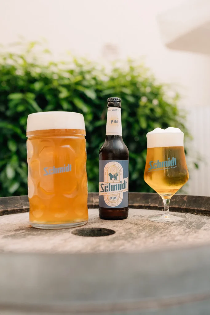 HERR Schmidt Bier im 0,5 Krug, in der Flasche und im Glas nebeneinander